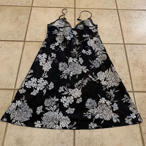 M&S Love to Sleep Black & White Floral Silky Chemise Nightie US 6 - Picture 6 of 7